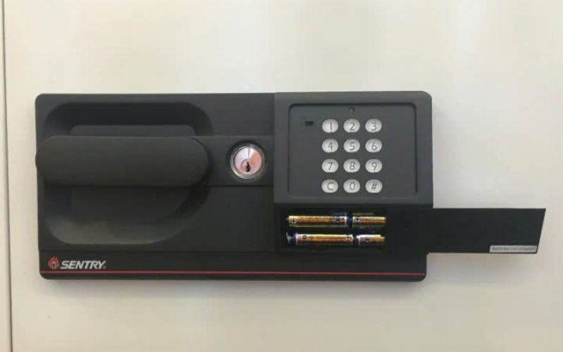 Hướng dẫn thay pin két sắt điện tử